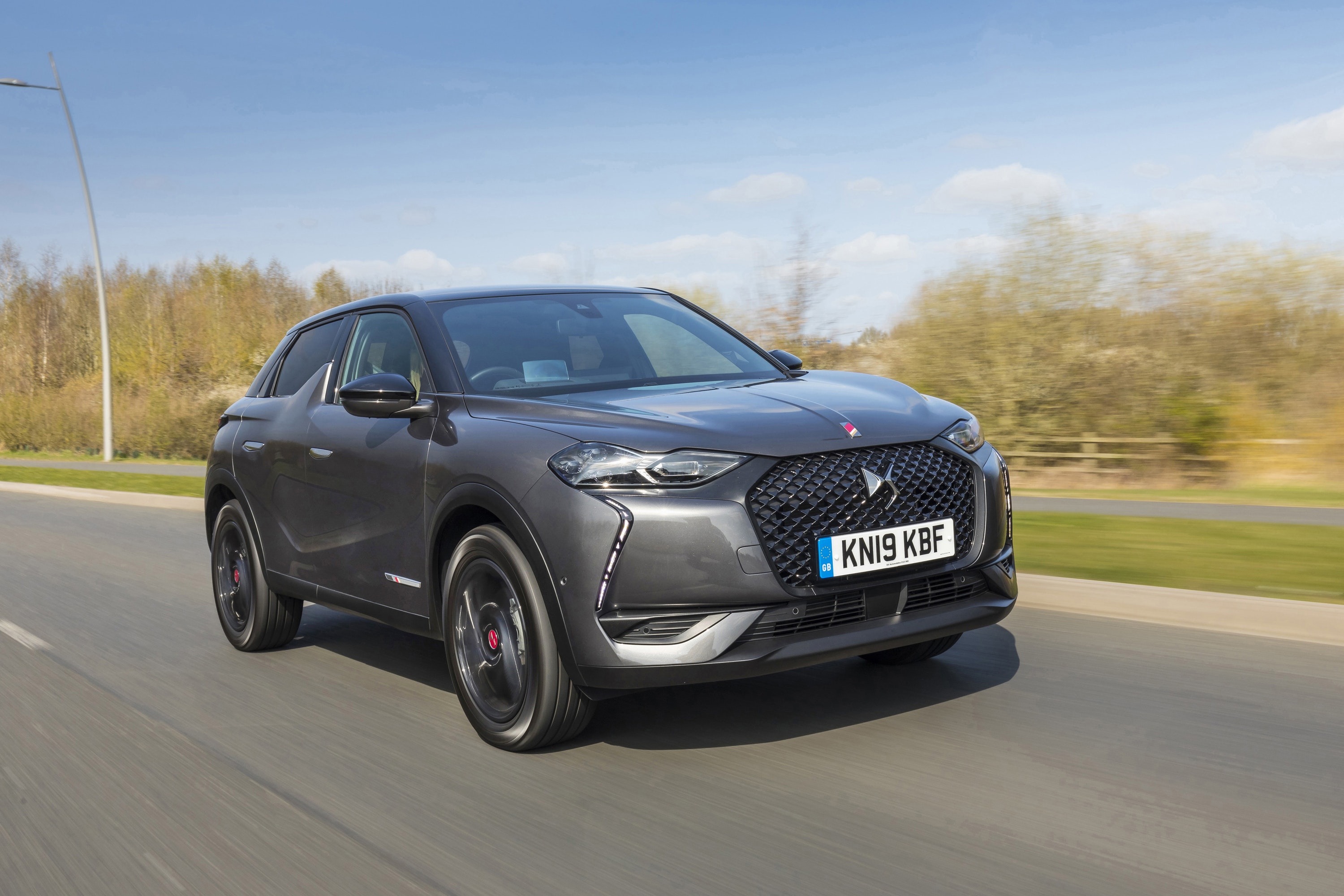 Front view of the DS3 Crossback driving on a road.jpg